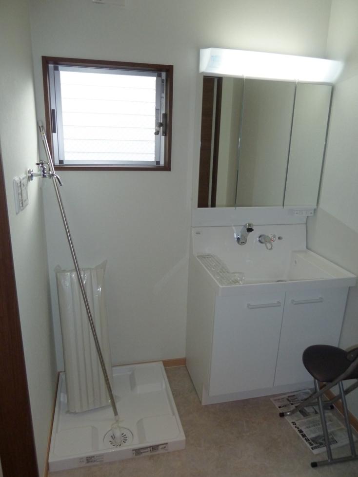 Wash basin, toilet. Bright basin.