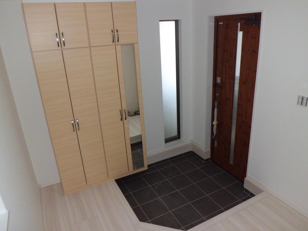 Entrance. Entrance hall of large capacity shoe closet