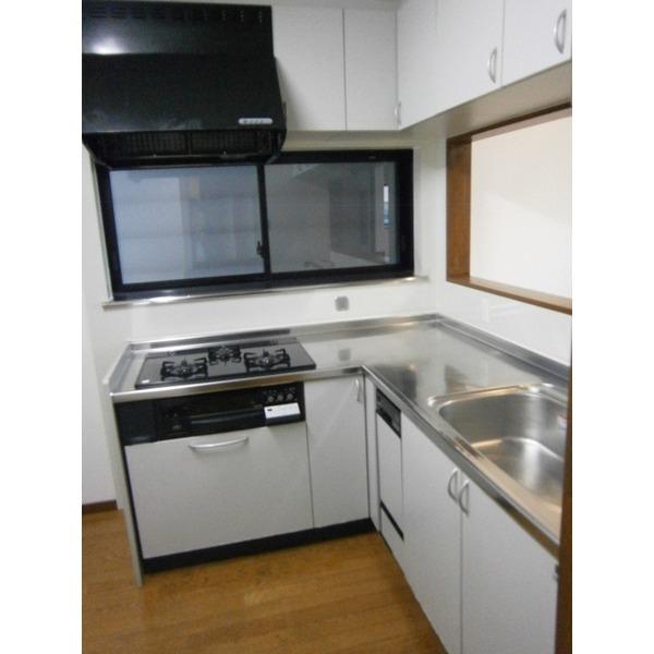 Kitchen. With easy-to-use dishwasher system Kitchen
