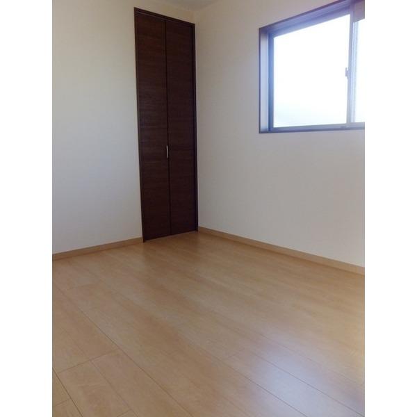 Non-living room. Lighting plenty of Western-style