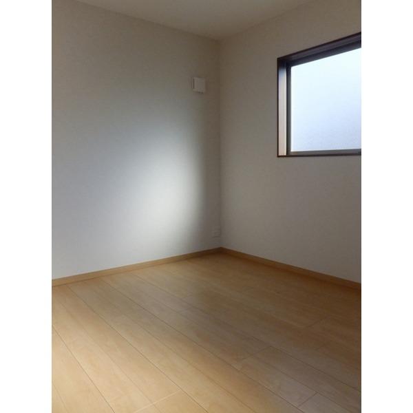 Non-living room. Lighting plenty of Western-style