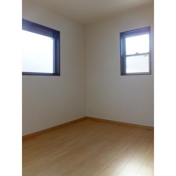 Non-living room. Lighting plenty of Western-style