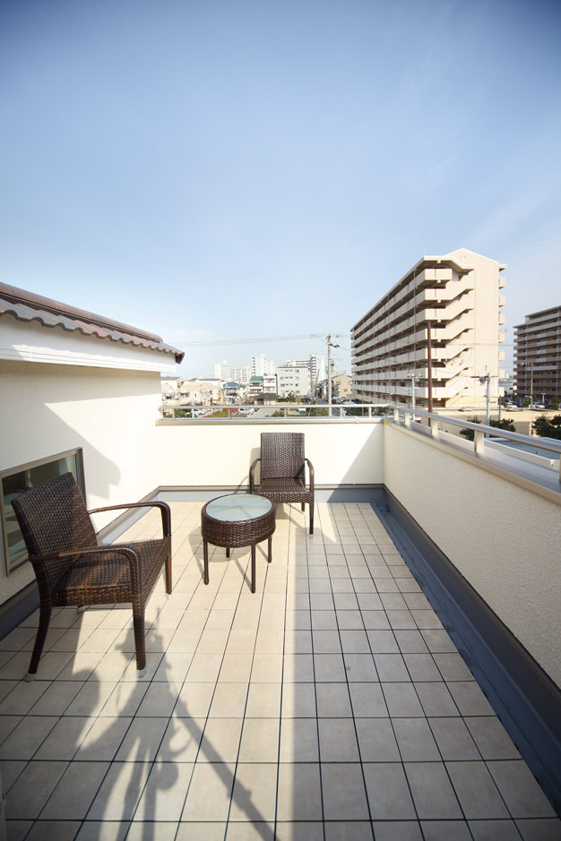 Balcony. Sky roof balcony you want is called the empty room. Realize the open-air space of the room that dream is swell is on the second floor. Enjoy tea time of the blue sky, Or from playing a child in peace. Large laundry also attractive spread.