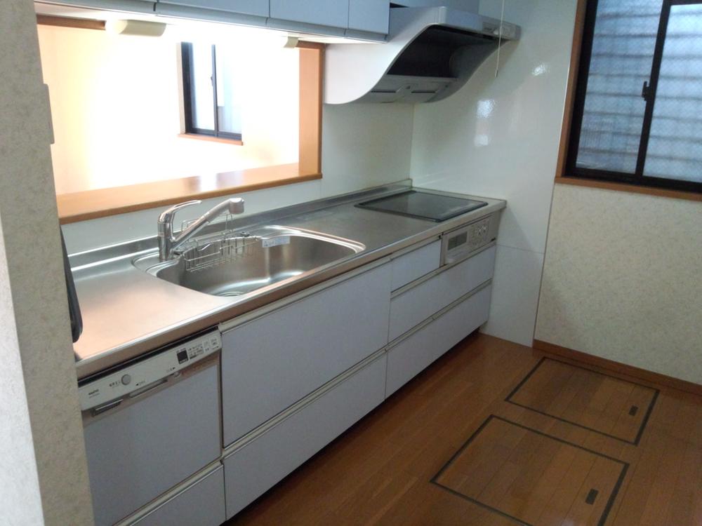 Kitchen. Indoor (12 May 2013) Shooting