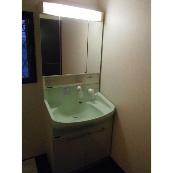 Wash basin, toilet. Washbasin with shower