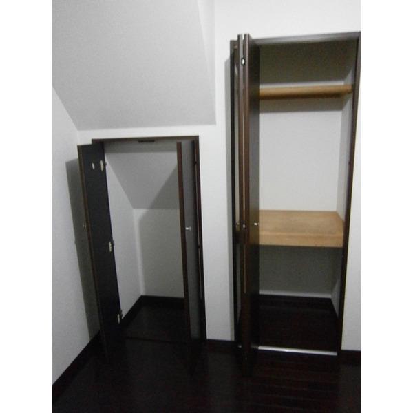 Receipt. The first floor Western-style storage space