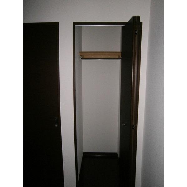 Receipt. The third floor Western-style storage space