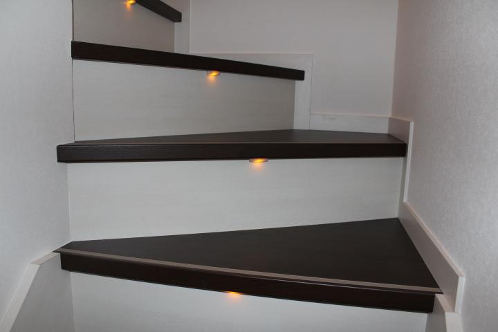 Model house photo. Feet bright peace of mind in the firefly stairs