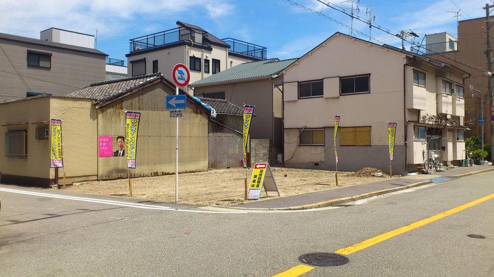 Local land photo. Limited two-compartment corner lot Yes