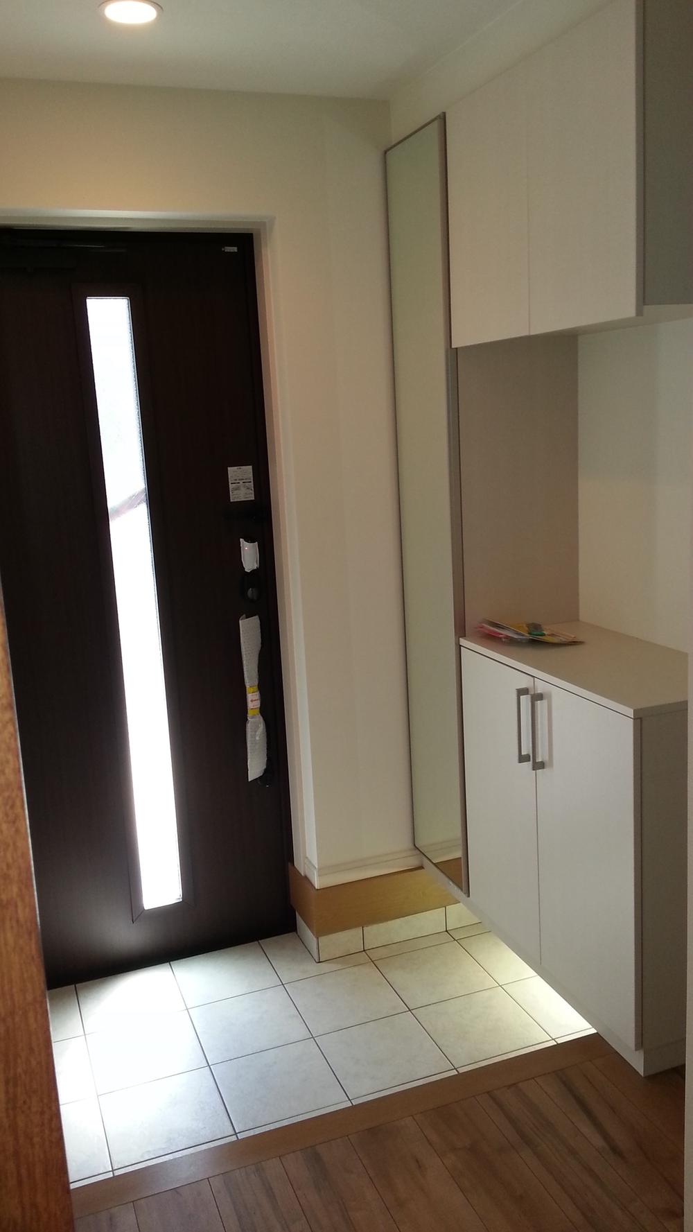 Model house photo. Entrance ☆ You do not need to look for shoes in the stomach dark, so we have established a light that illuminates the feet under the front door storage ☆