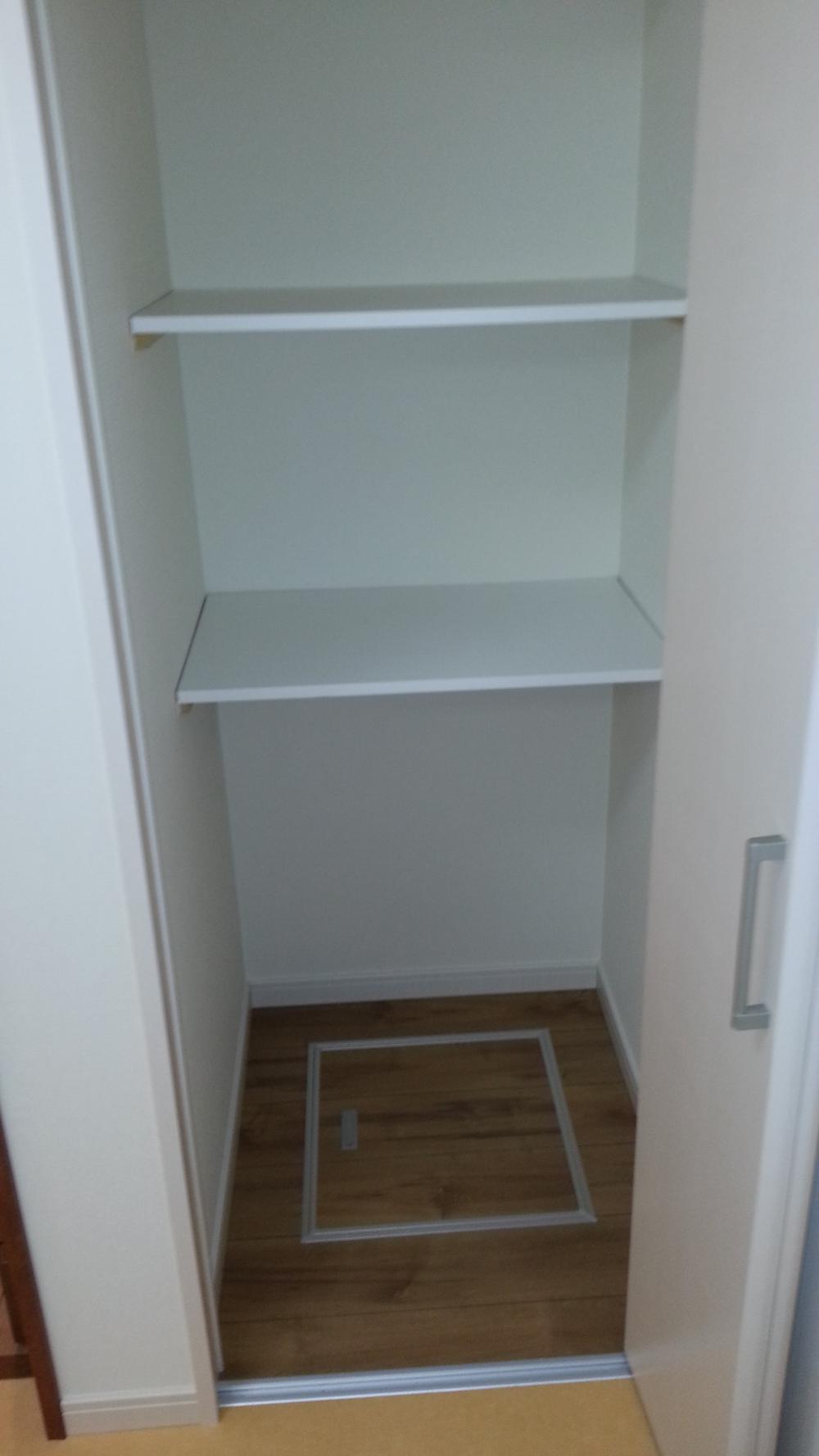 Wash basin, toilet. Indoor (08 May 2013) Shooting