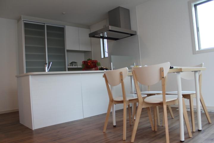 Model house photo. System kitchen ・ dining ☆ Out easy face-to-face in the cooking table ☆ ☆ Mimamoreru a child while cooking ☆