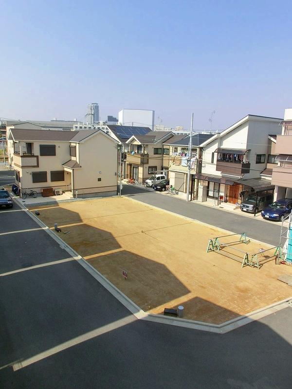 Local photos, including front road.  ◆  ◆  Local land photo  ◆  ◆