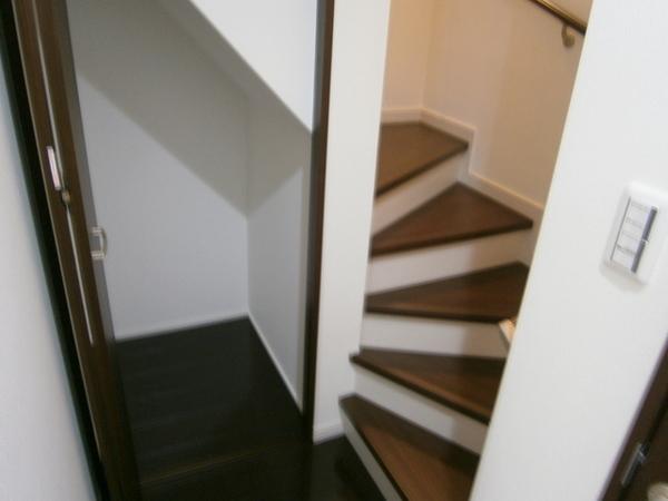 Receipt.  [Konohana-ku, buying and selling] Storage under the stairs ☆