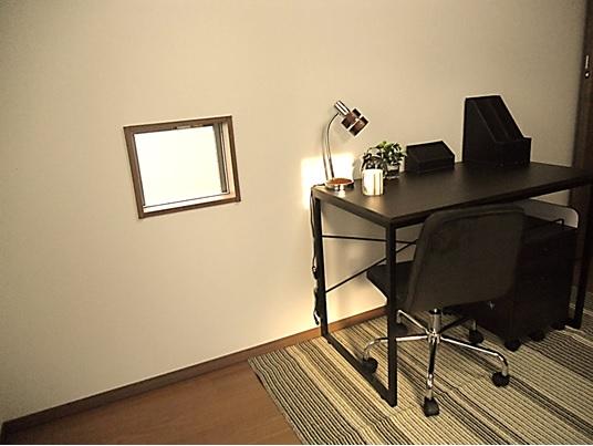 Model house photo. Leisurely spend time in the evening. Warm sunshine will heal you. You just elegant moments of coming through a small window.