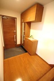 Entrance. Entrance to welcoming every day. Luggage going out, It would fix it directly to the front door of the large storage space! It eliminates the need of clean up of mom!