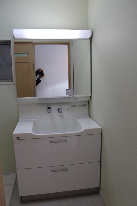 Wash basin, toilet. Indoor (03 May 2013) Shooting YAMAHA washbasin ☆ Three-sided mirror, of course ☆ ☆ It's water to accumulate hard wall under the faucet faucet ☆