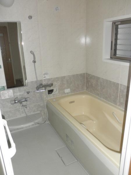 Bathroom.  [Minato-ku, real estate buying and selling] Windowed bathroom