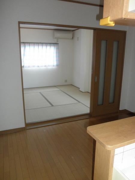 Living.  [Minato-ku, real estate buying and selling] Here with your meal