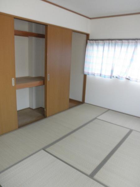 Non-living room.  [Minato-ku, real estate buying and selling] Bright Japanese-style room