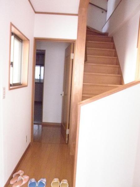 Entrance.  [Minato-ku, real estate buying and selling] Bright entrance