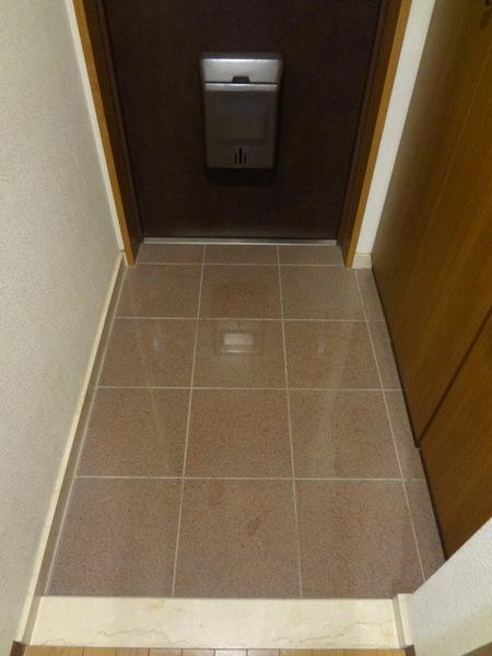 Entrance.  [Minato-ku, real estate buying and selling] Entrance space is also wide ☆