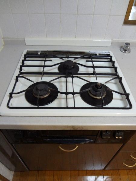 Kitchen.  [Minato-ku, real estate buying and selling] Popular three-necked kitchen ☆