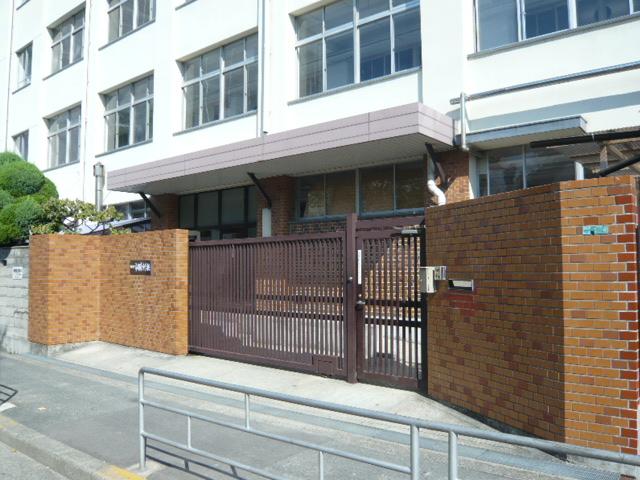 Junior high school. Ichioka to East Junior High School 550m 6-minute walk