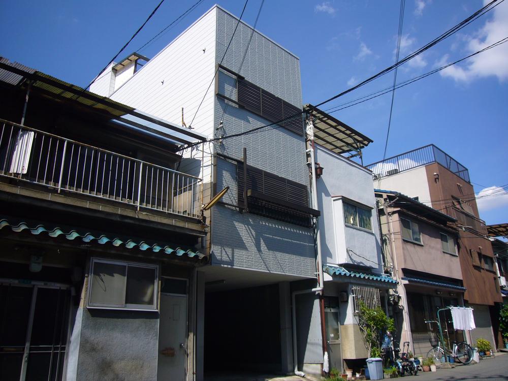 Local appearance photo. Local (11 May 2013) shooting outside wall (front) painter's work already