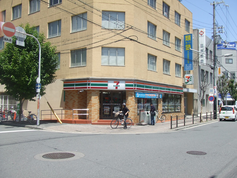 Convenience store. Eleven Osaka Bentencho Station store up to (convenience store) 204m