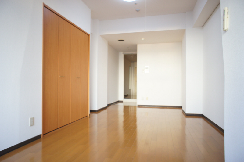 Living and room. Western-style rooms are spacious 11 Pledge of studio