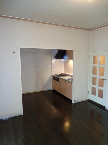 Living.  [Minato-ku, real estate buying and selling] LDK11.2 Pledge