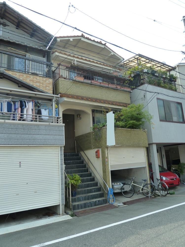 Local appearance photo. Local (08 May 2013) Shooting