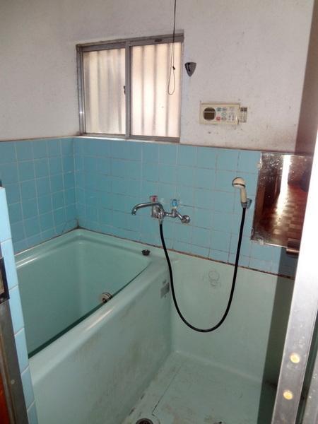 Bathroom.  [Minato-ku, real estate buying and selling] Madoyu in the bathroom ☆ 