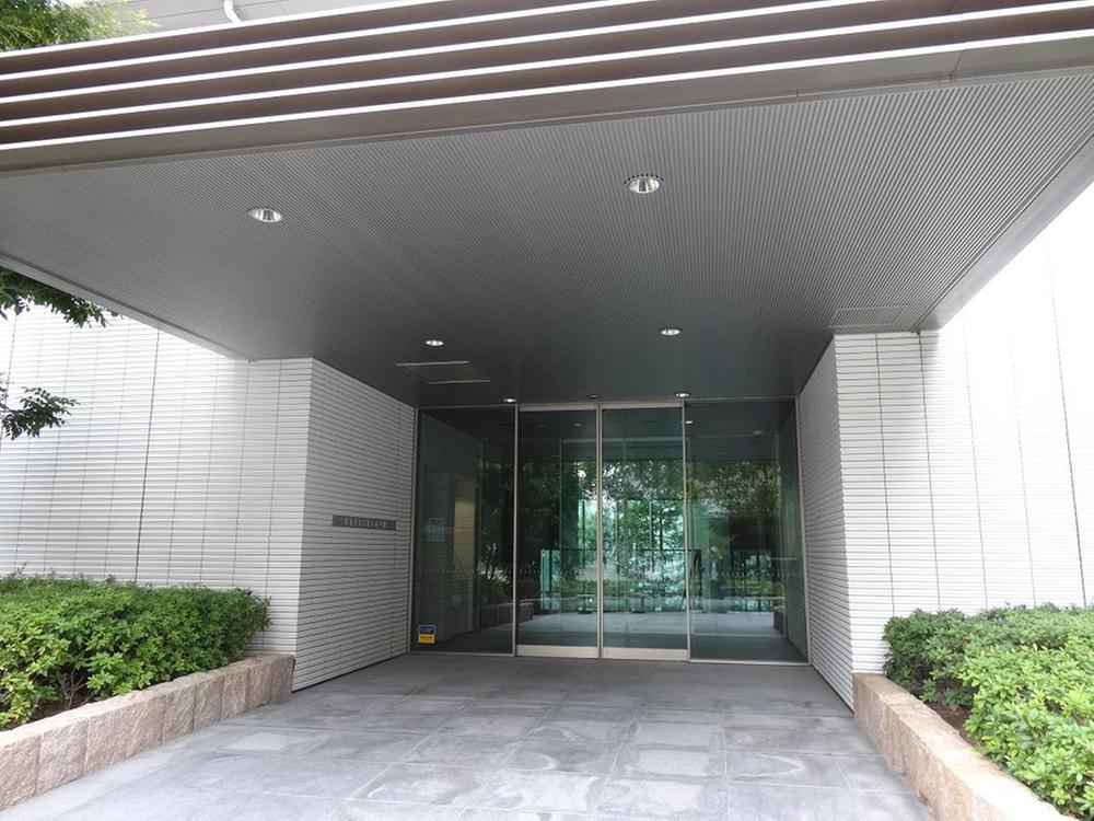 Entrance. Common areas