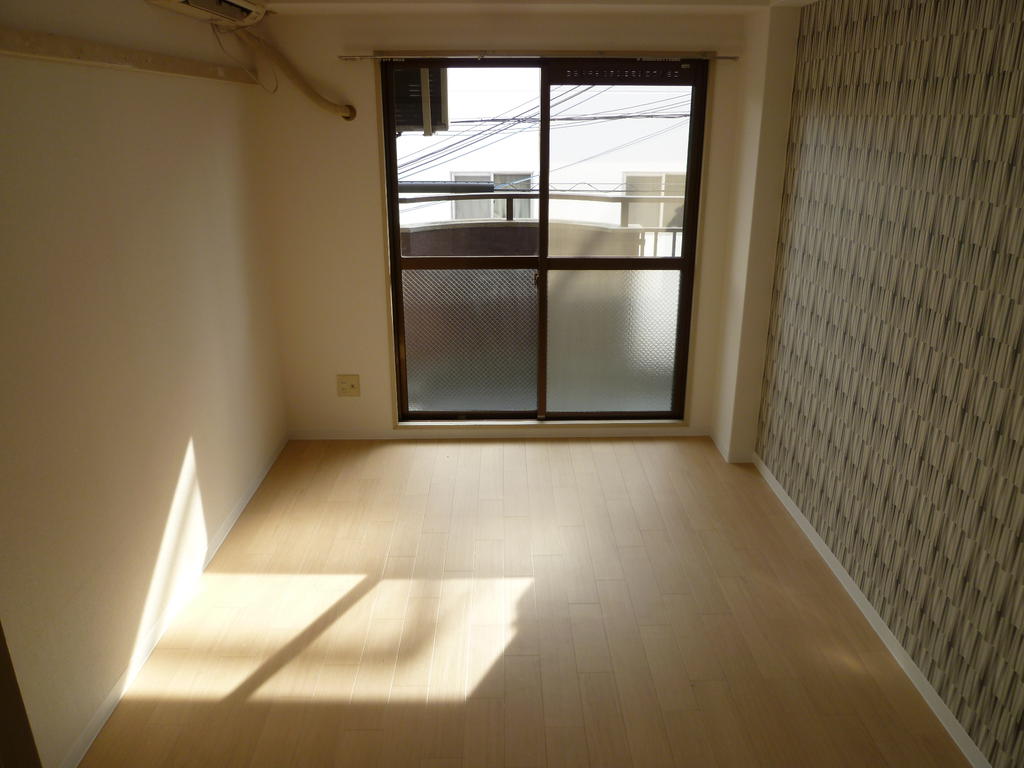 Living and room. Stylish wallpaper!