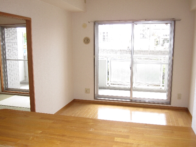 Living and room. Than counter