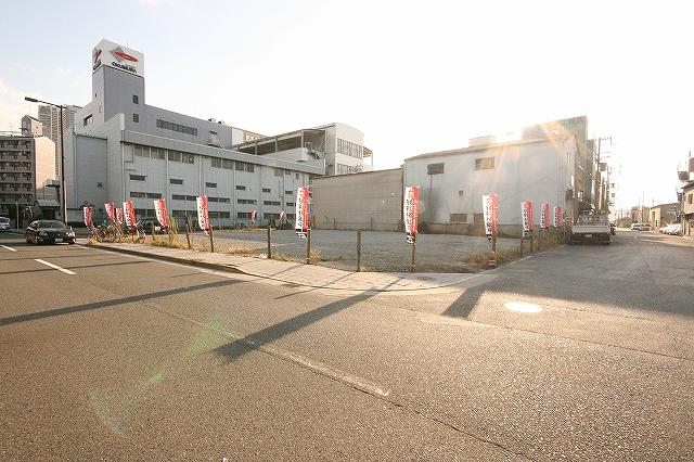 Local photos, including front road. All 12 compartments