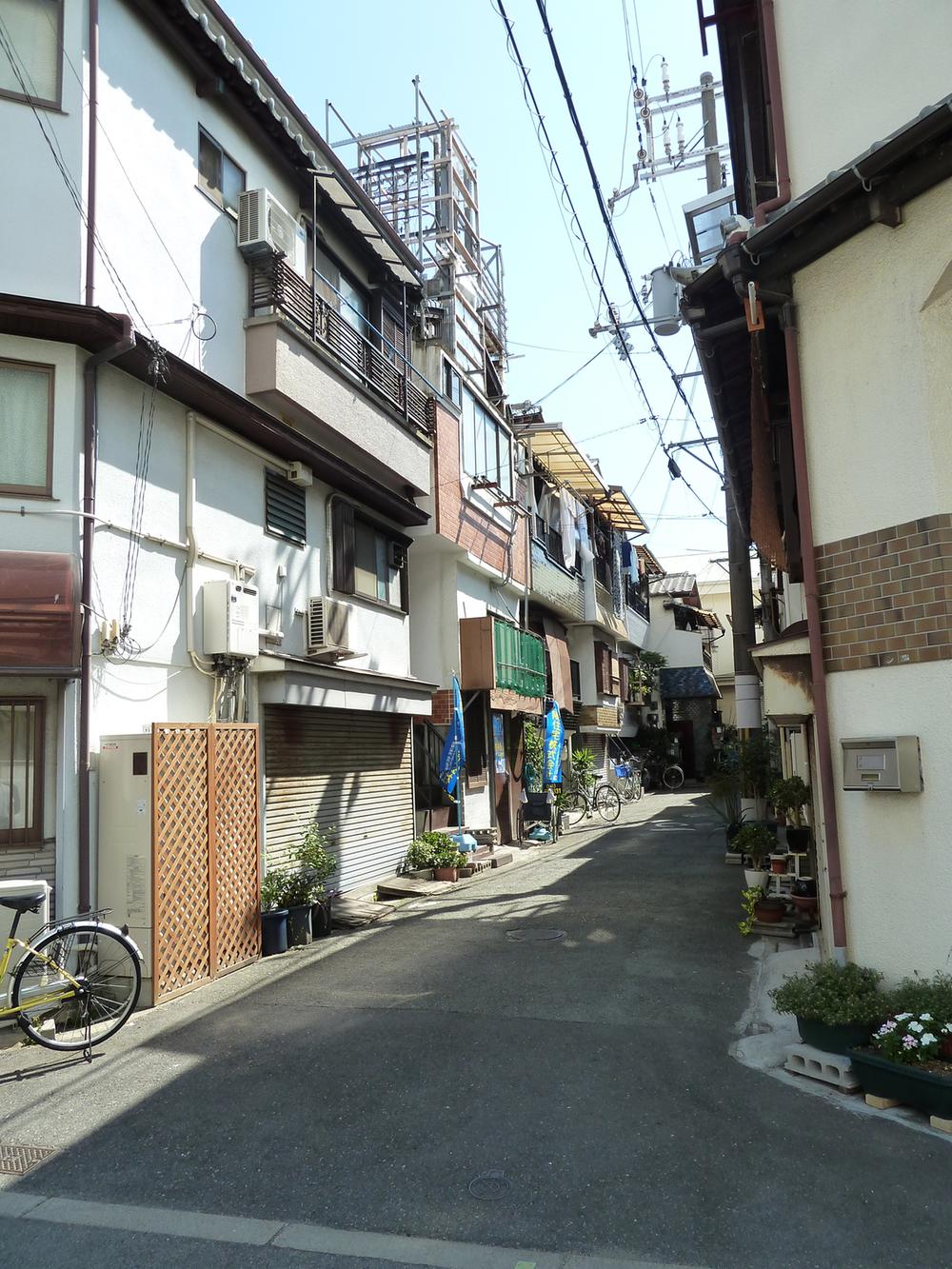 Local photos, including front road. December 2013 local shooting