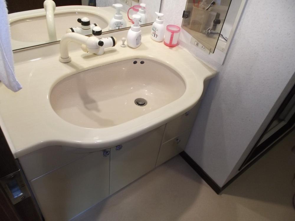 Wash basin, toilet. Indoor (12 May 2013) Shooting