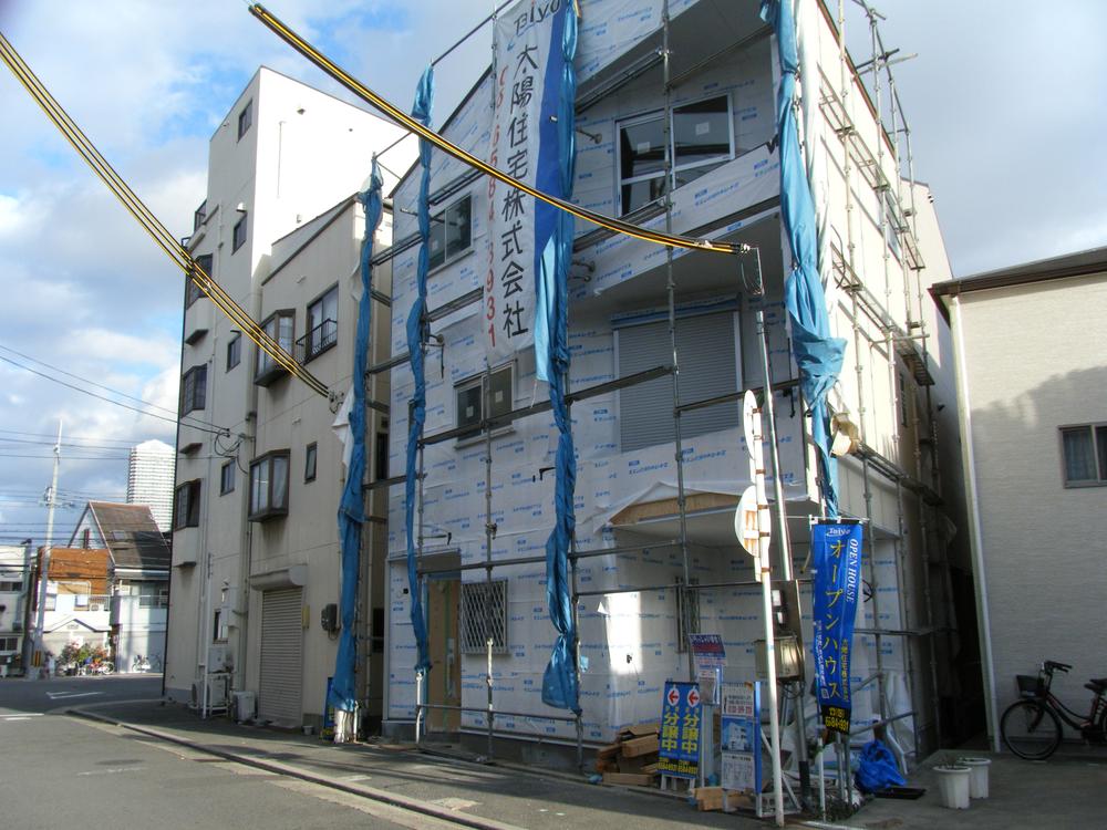 Local photos, including front road. 2013 January local shooting