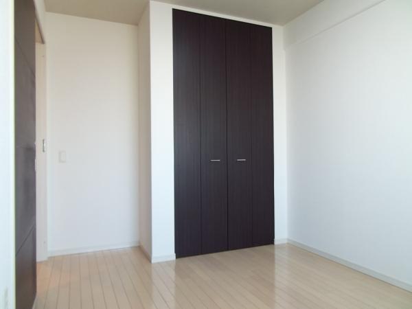 Non-living room. Closet with Western-style