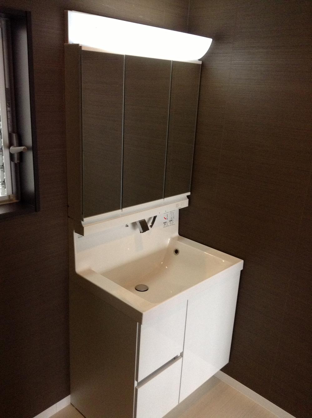 Model house photo. Shampoo dresser