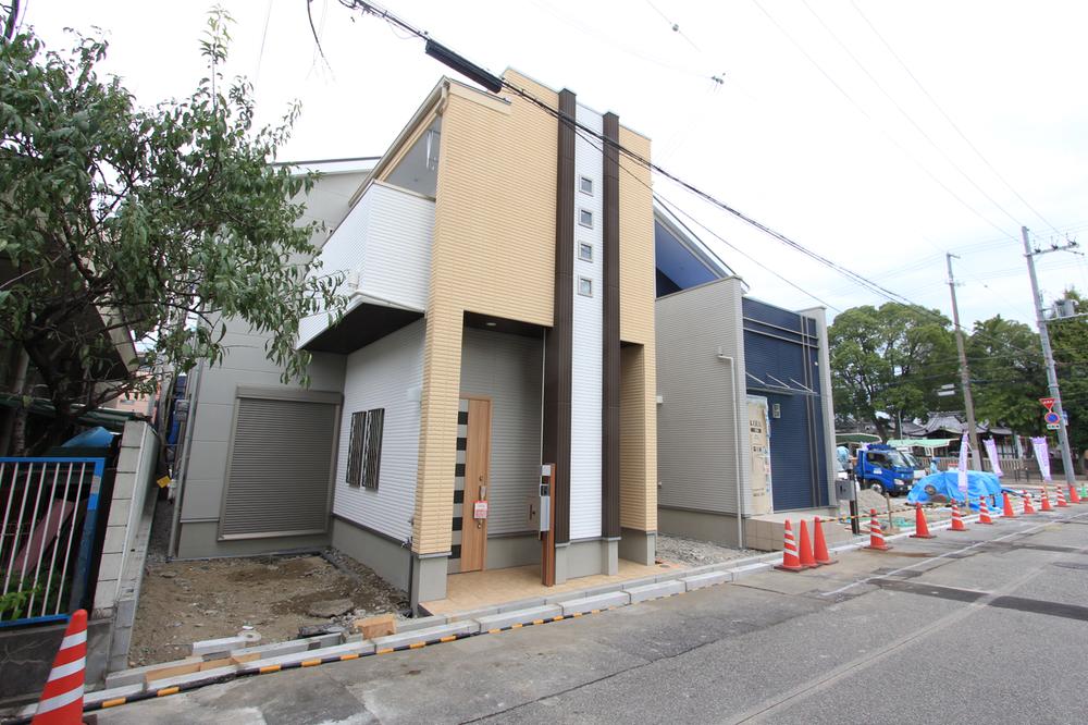 Local photos, including front road. During construction of the current site state model house, No. 11 land was completed