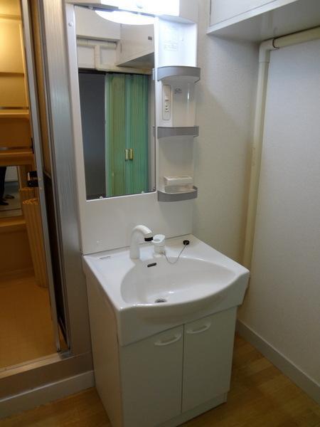 Wash basin, toilet.  [Minato-ku, real estate buying and selling] Happy independence washbasin