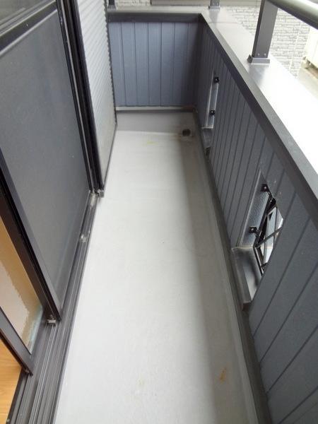 Balcony.  [Minato-ku, real estate buying and selling] South-facing balcony is good proof of per yang! 