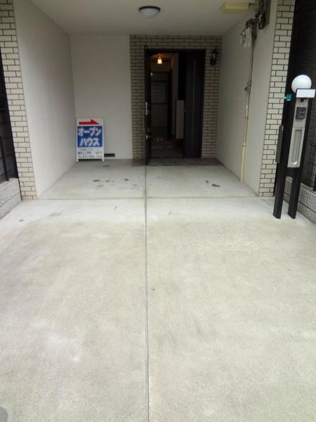 Parking lot.  [Minato-ku, real estate buying and selling] High roof vehicles also can park ☆ 