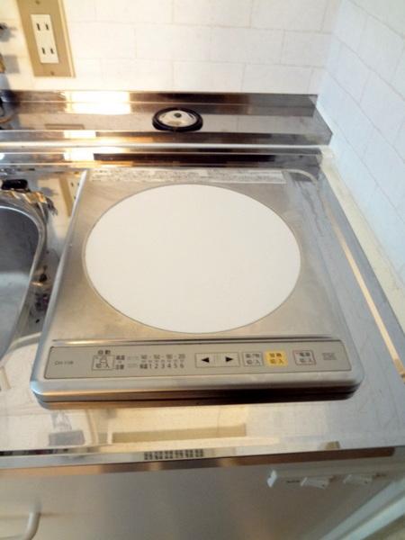 Kitchen.  [Minato-ku, rent] Cleaning is also easy to IH stove ☆ 