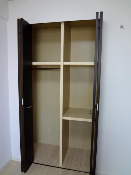 Receipt.  [Minato-ku, real estate buying and selling] Safe even one with a lot of luggage in a large closet