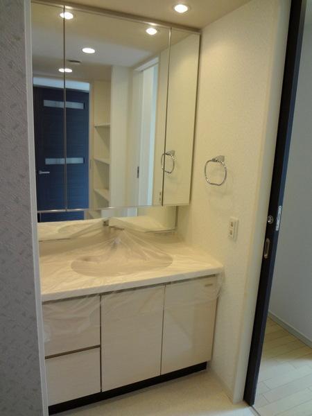 Wash basin, toilet.  [Minato-ku, real estate buying and selling] Independent wash basin ☆